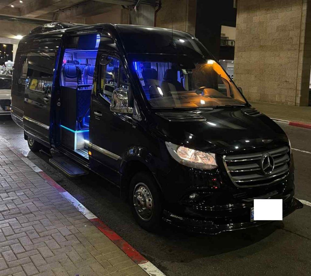 כמה מקומות יש במונית גדולה?